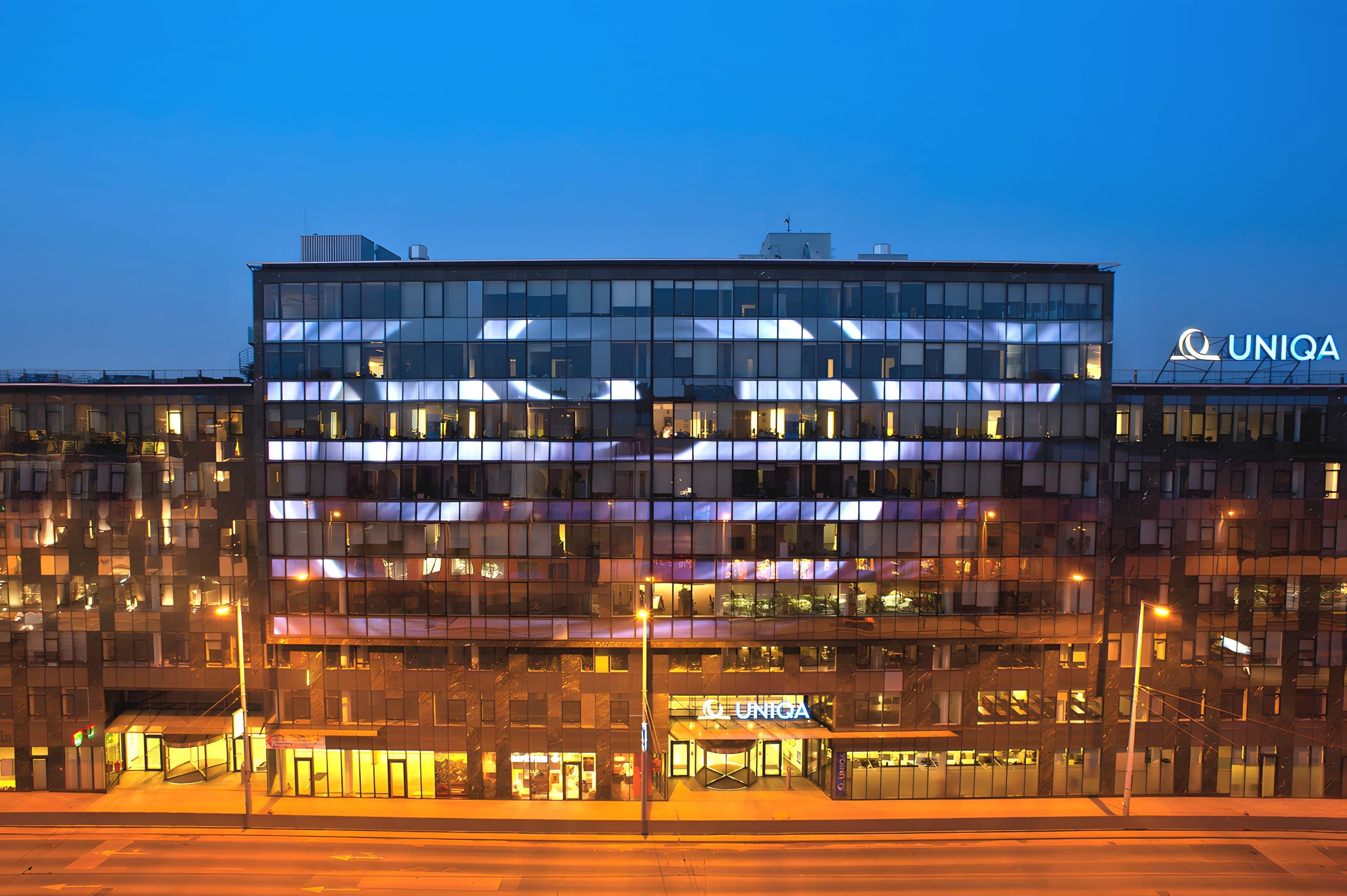 A Vital Business Center kivilágított homlokzata este a Róbert Károly körút felől